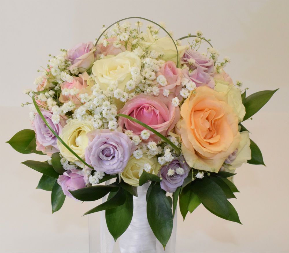 bouquet de la mariée rond aéré en couleurs pastel pour mariage champêtre par fleuriste mariage toulouse