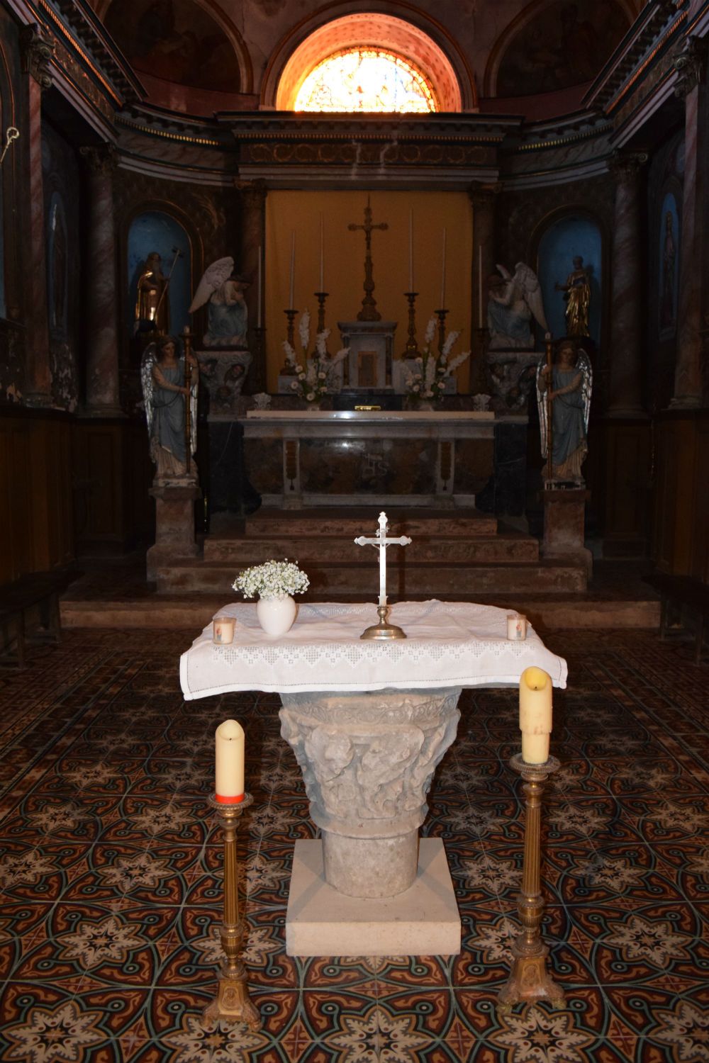 Décoration de l'autel et les bouts de bancs pour mariage à l'église