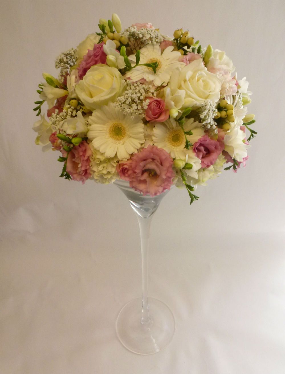 Vase martini aux multi-fleurs en coloris rose pâle et blanc en demi-sphere pour un mariage chic et glamour mariage princesse