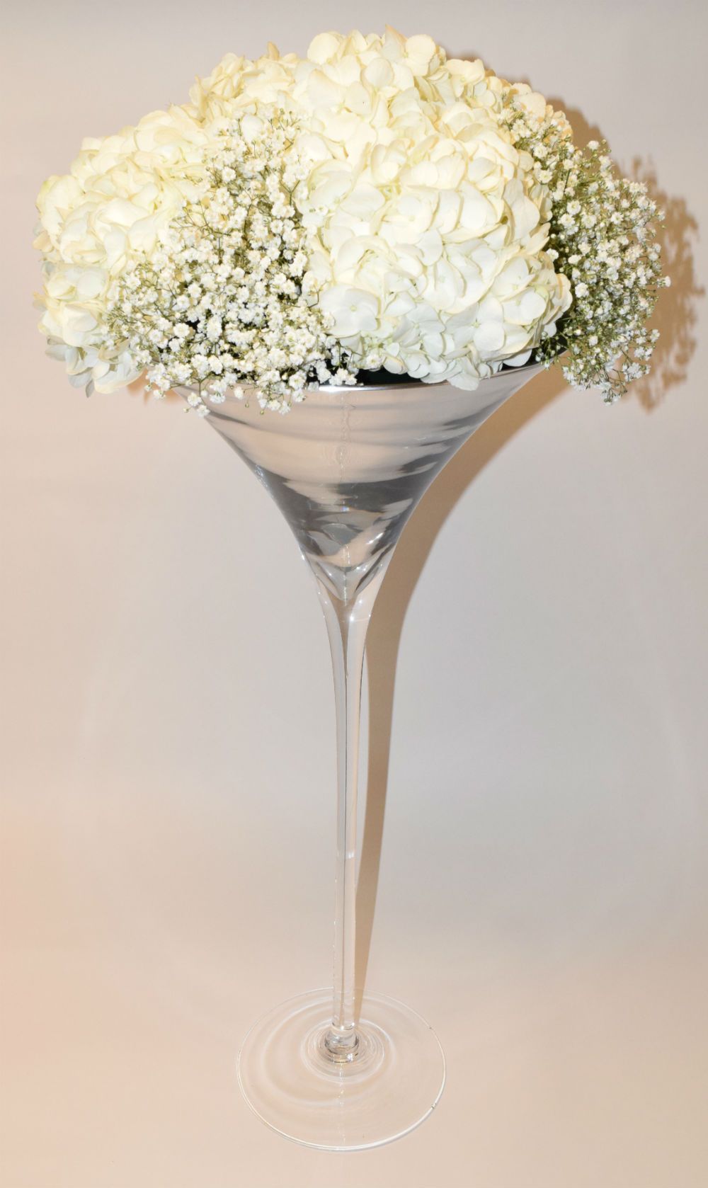 Décoration de table mariage en vase martini argent et fleurs en demi-boule pour mariage princesse