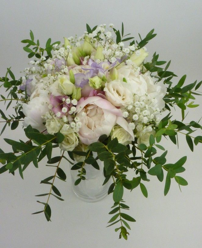 Bouquet de la mariée avec pivoines en couleurs pastel par Fleuriste Auterive, A Fleur d'Art