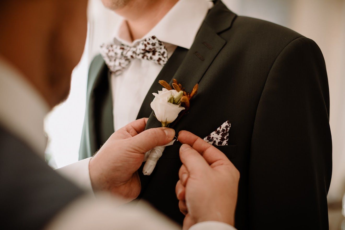 Boutonnière pour mariage moderne par fleuriste mariage Auterive