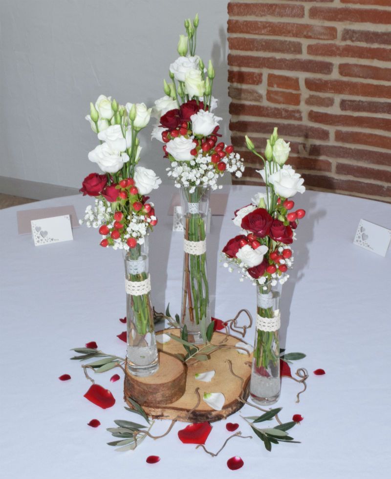 Mini bouquets de fleurs pour mariage champêtre en rouge et blanc