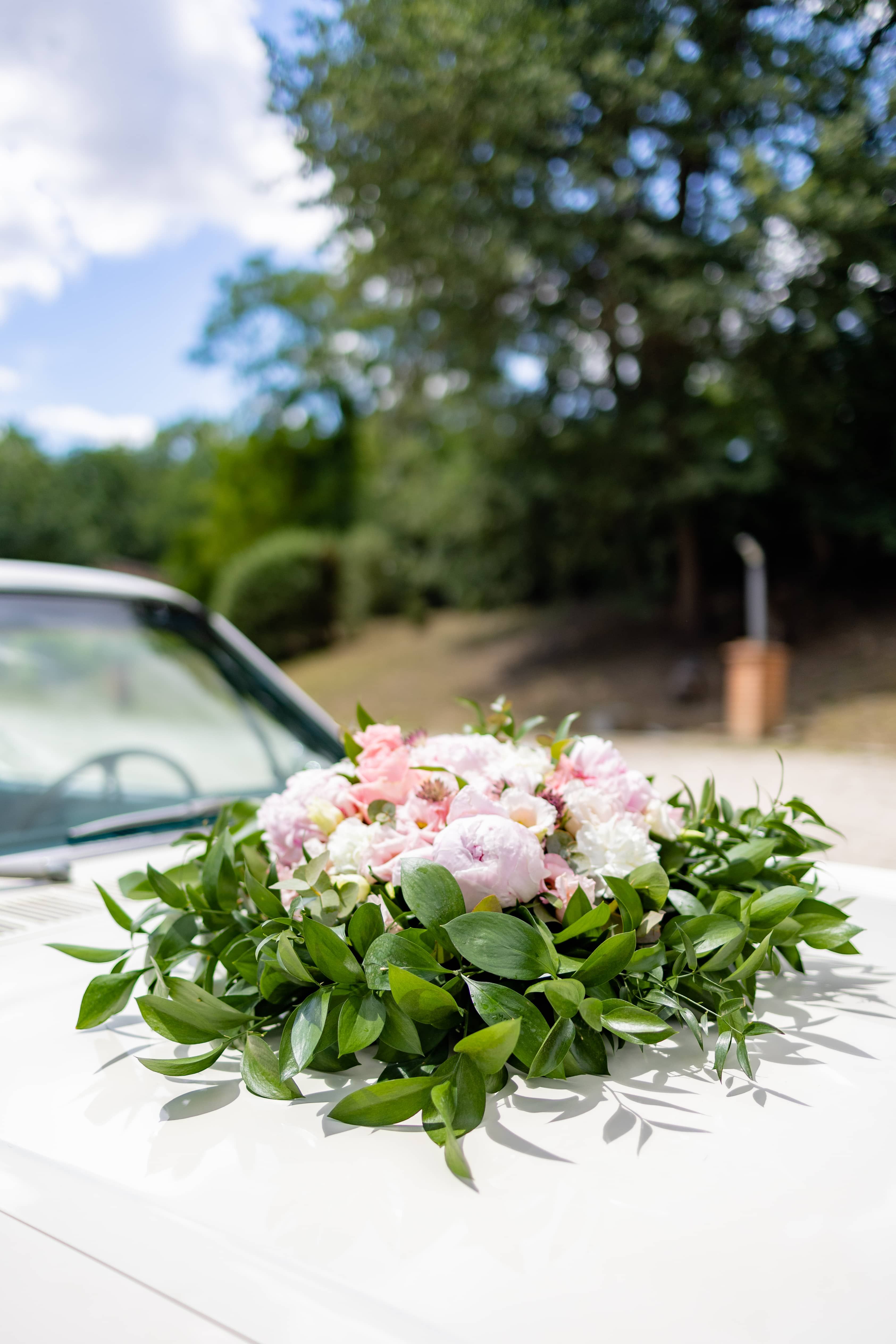 Décoration voiture mariage avec pivoines par fleuriste mariage Tina Black Auterive et Muret