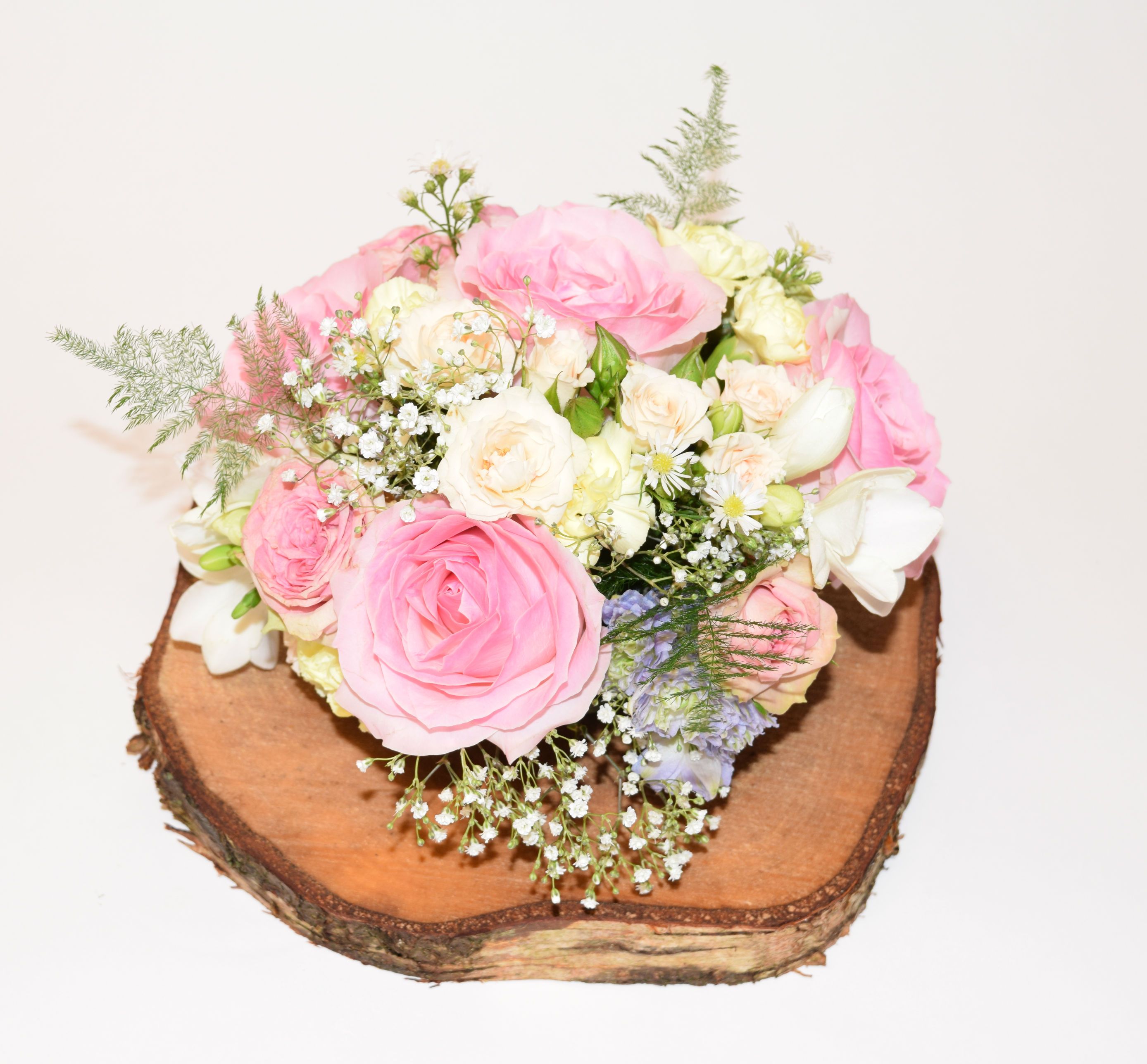 Centre de table fleurs champêtre sur rondelle bois  mariage fleuriste toulouse