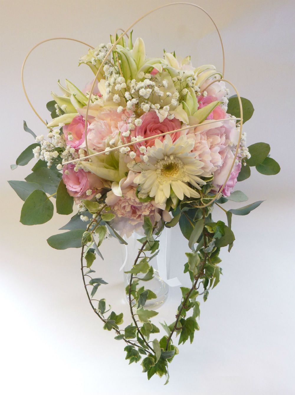 Bouquet mariage champêtre avec retombée en lierre pour un mariage sous le thème champêtre chic