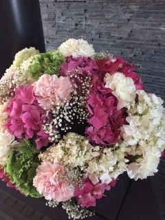 Vase martini aux hortensias en demi-sphère pour mariage princesse et chic