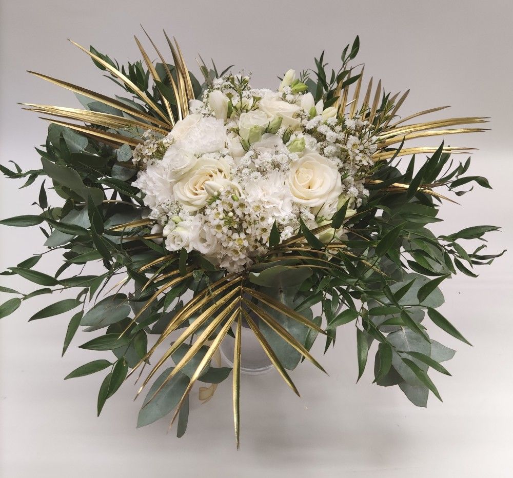 Bouquet de la mariée avec beaucoup de verdure et feuillage doré par fleuriste Toulouse