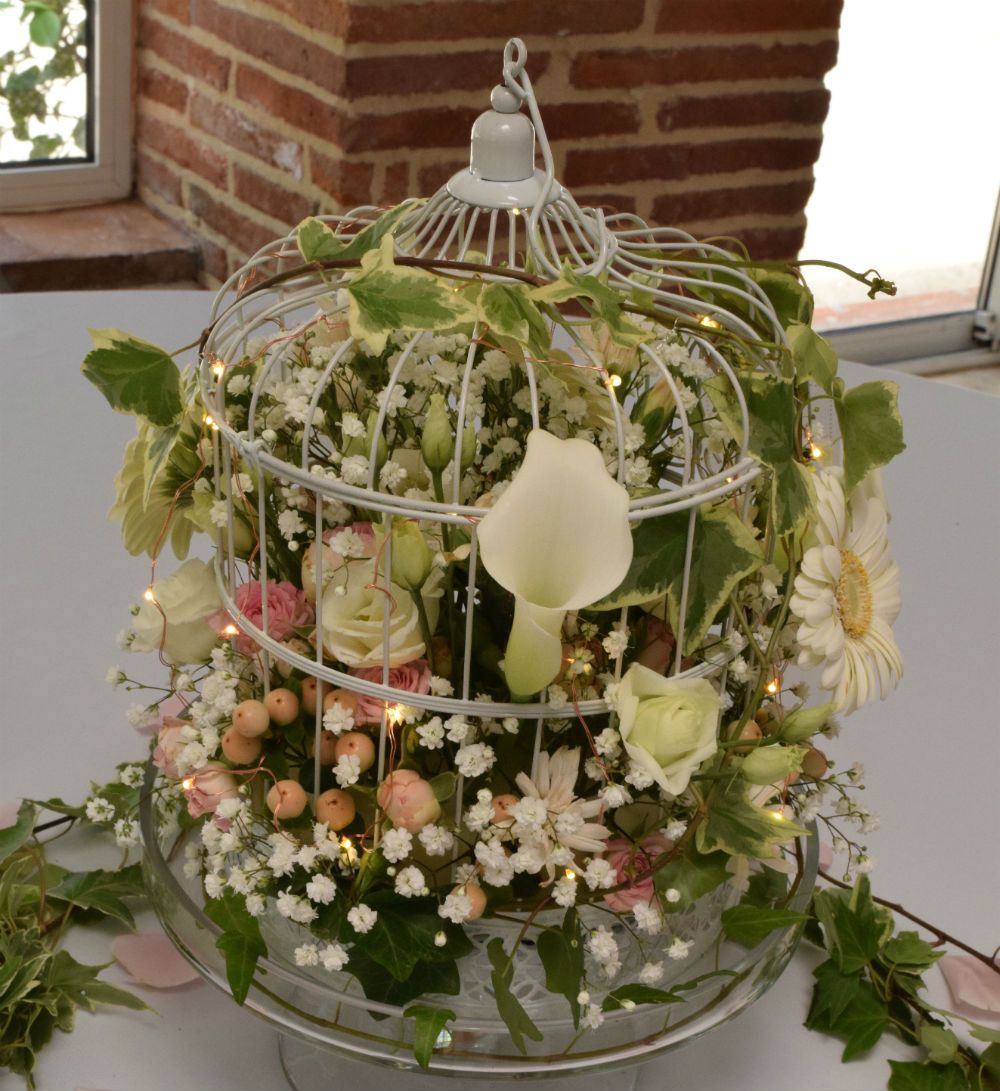 Décoration de table mariage avec cage oiseaux fleuri et lierre pour un mariage champêtre avec fleuriste toulousain spécialiste mariage