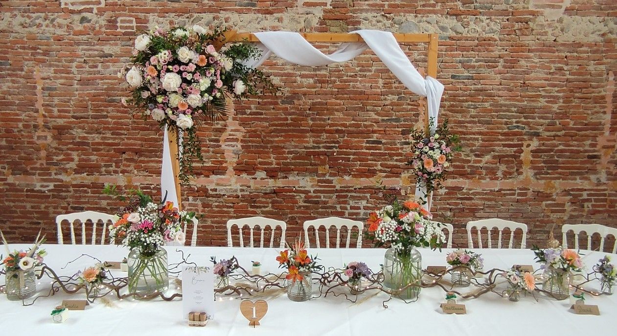 Décoration mariage avec une fleur différente par table Château de Moussens Caujac par A Fleur d'Art