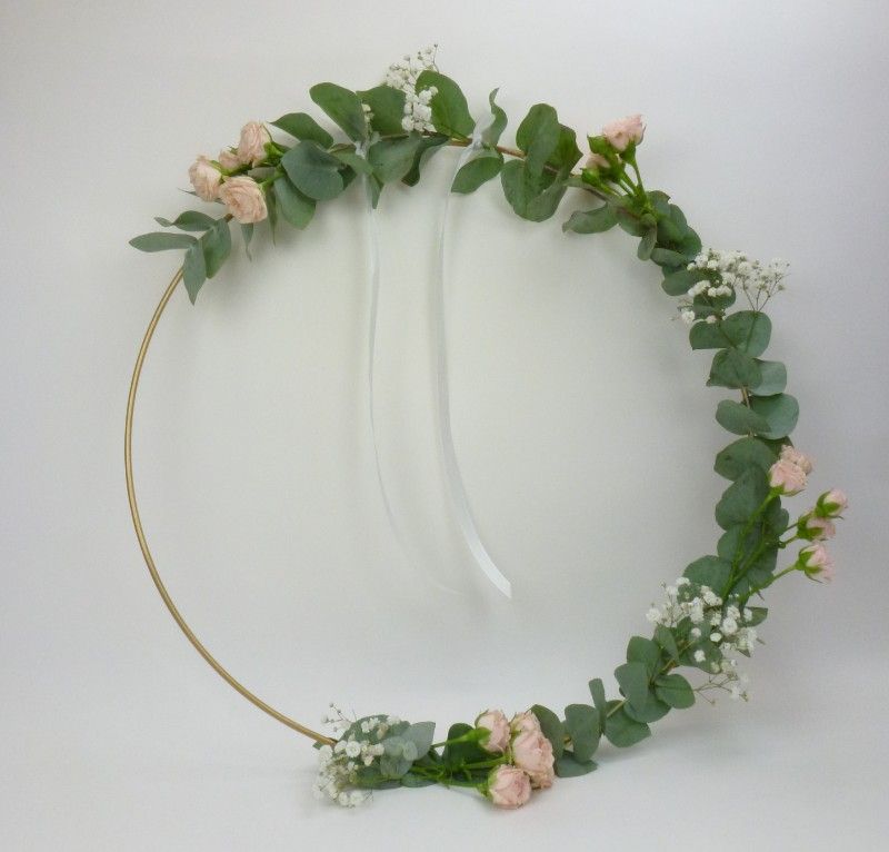 Porte alliance avec fleurs et verdure pour mariage