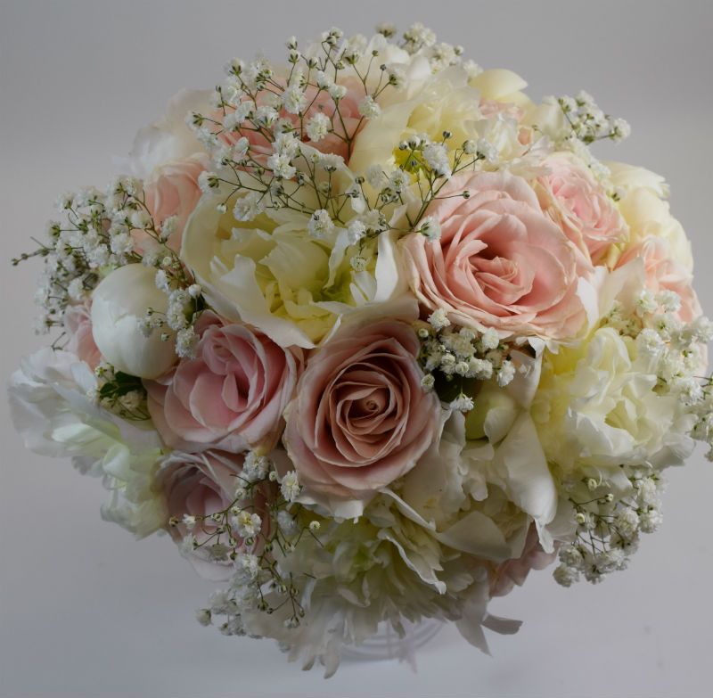 Bouquet de la mariée en pivoines blanches et roses rose pour un mariage champêtre