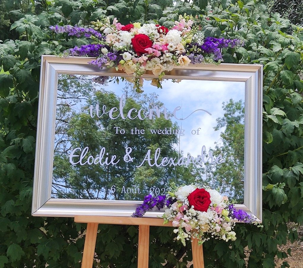 Panneau de bienvenue miroir pour mariage Moulin de Rudelle par fleuriste artisan Muret