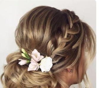 Décoration coiffure de la mariée tresse et petites fleurs roses pâle pour mariage