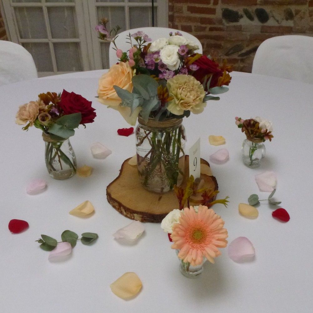 Décoration de table mariage en couleurs ocre avec mini vases pour mariage Auterive par fleuriste mariage 