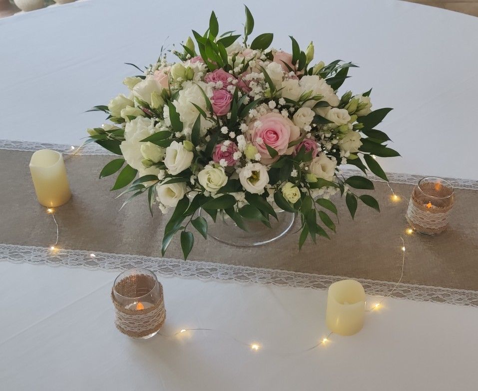 Décoration table mariage avec bougies et chemin de table toile de jute et dentelle