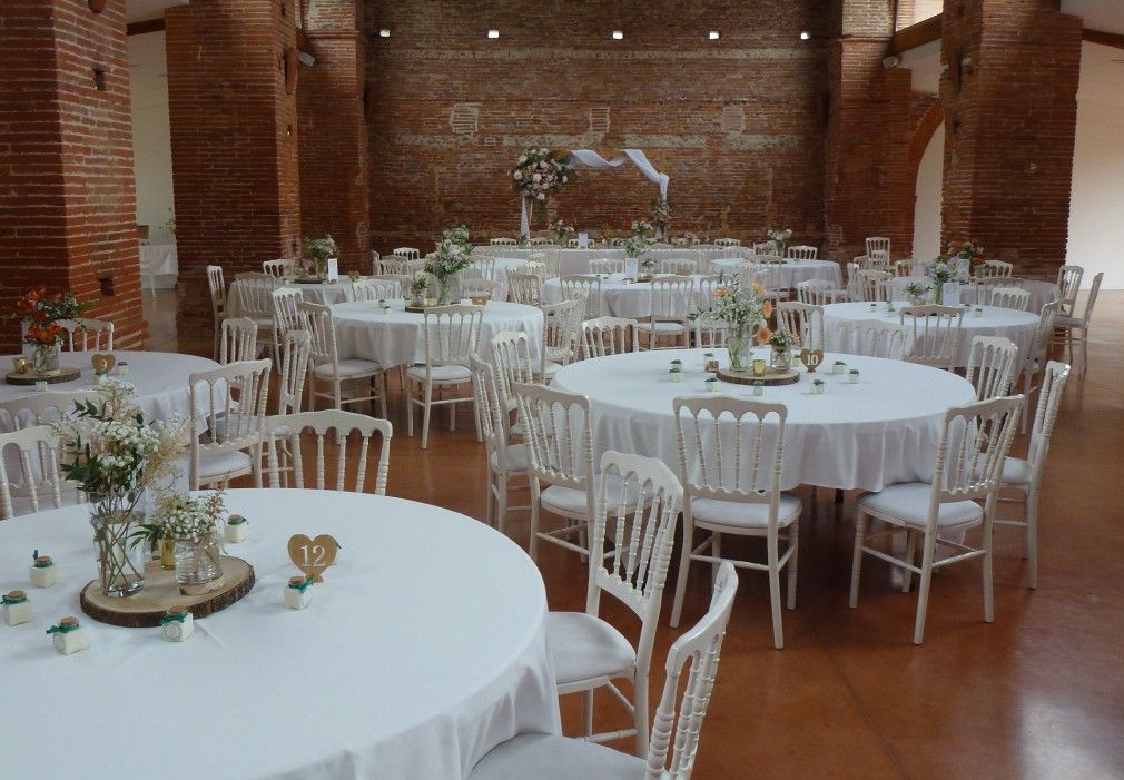 Une fleur différente par table pour mariage Château de Moussens Caujac