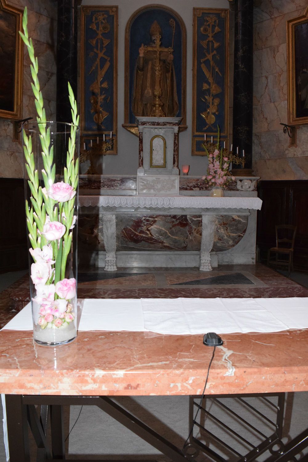 Décoration de l'église pour une cérémonie religieuse de mariage par afleurdart