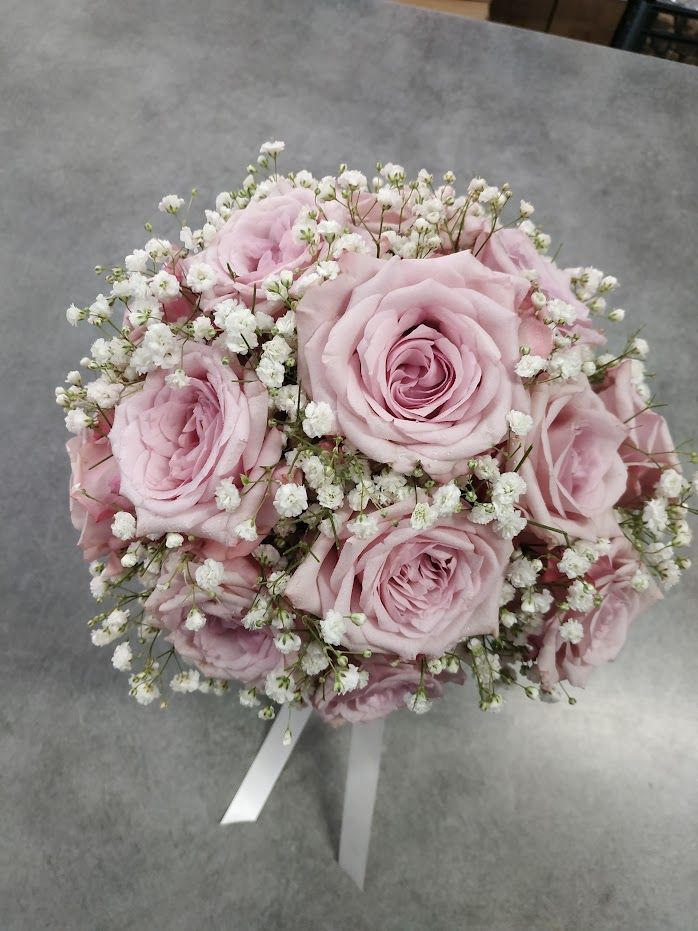 Bouquet de la mariée avec rose rose pâle et gypsophile pour mariage Château de Moussens à Caujac par fleuriste mariage A Fleur d'Art Tina Black