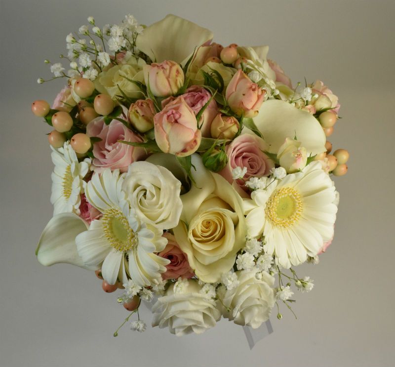 Bouquet de mariage en multi-fleurs coloris rose et blanc pour un mariage champêtre