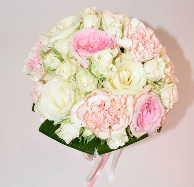 Bouquet de la mariée en blanc et rose pâle pour un mariage en ton pastel