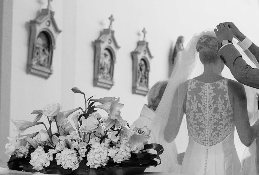 Décoration de l'église en tout blanc et lys pour un mariage romantique