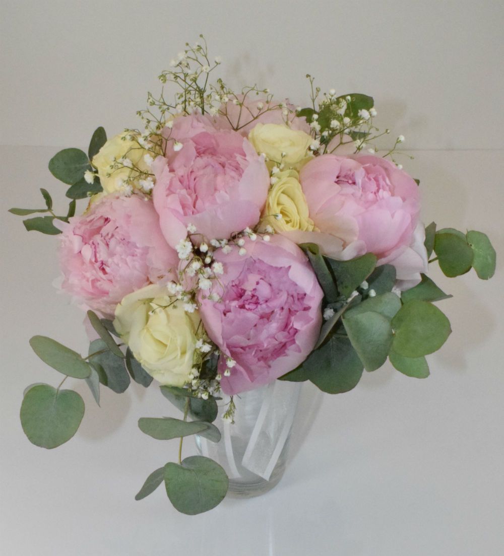 Bouquet à lancer pivoines roses pâle et roses blanches pour mariage champêtre