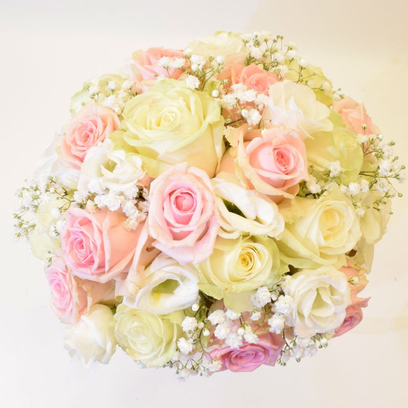 Bouquet de la mariée rond serré en roses blanches et rose pâle mariage romantique