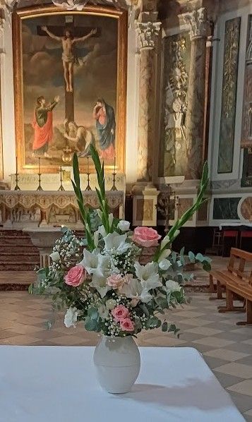Fleurs pour église sur l'autel par fleuriste mariage A Fleur d'Art