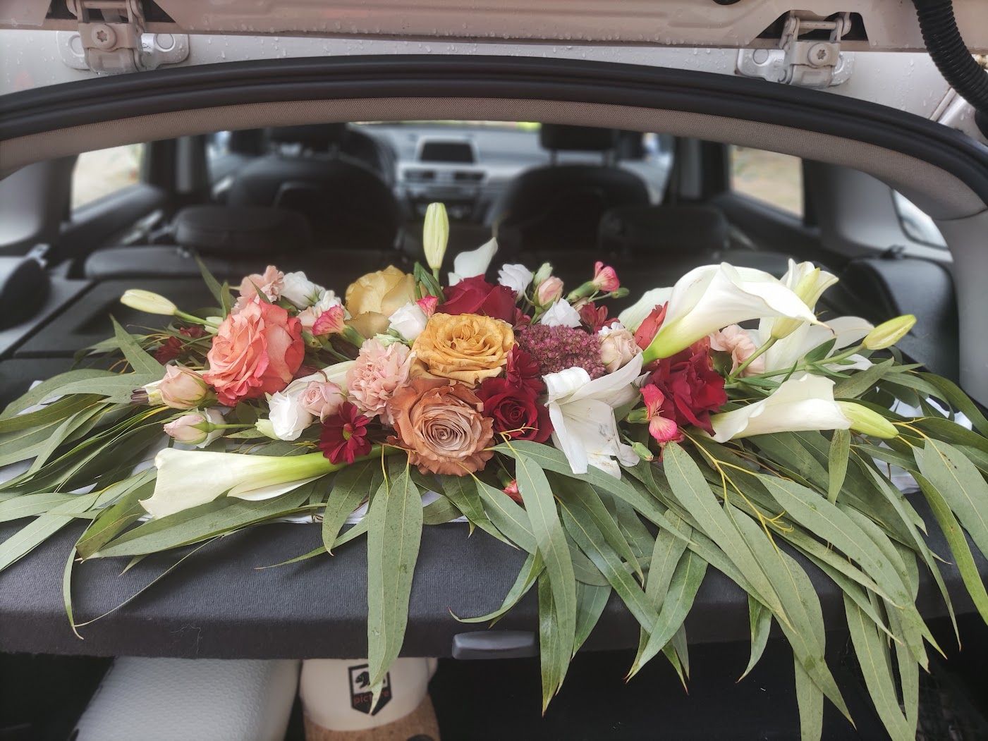 Décoration mariage banquette arrière voiture par fleuriste mariage Auterive A Fleur d'Art 