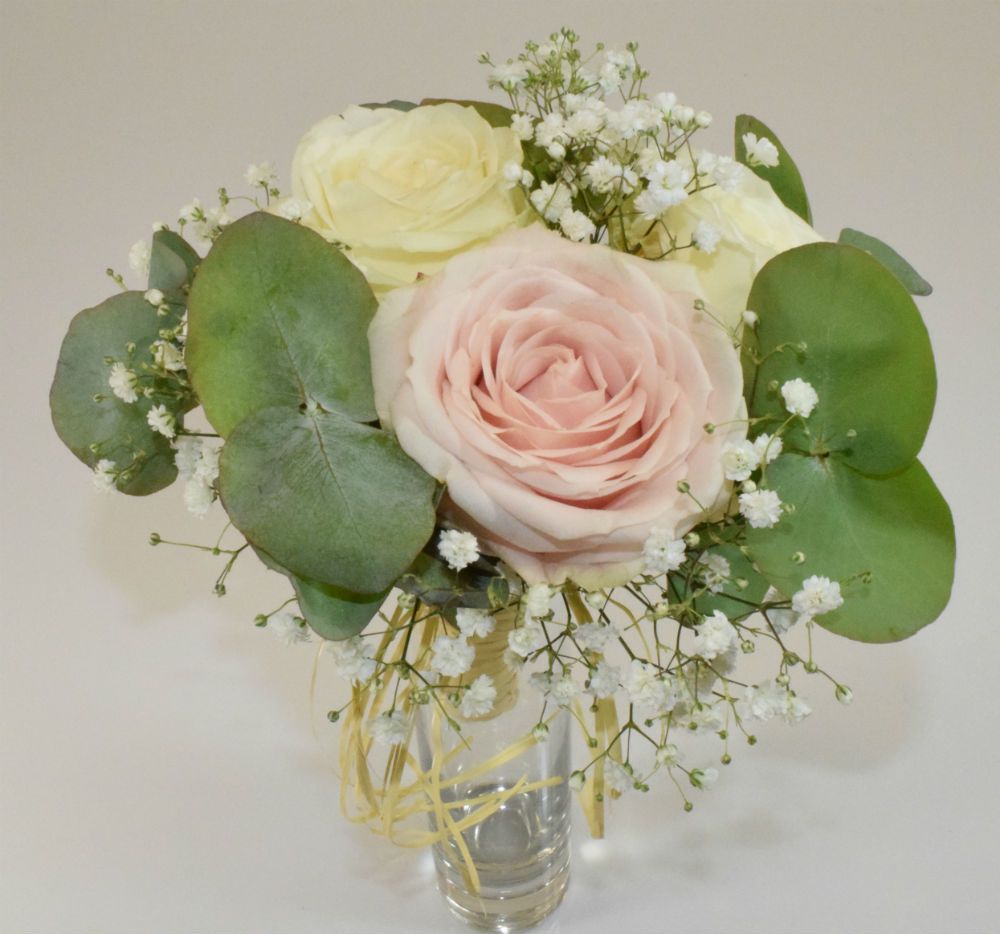 Bouquet témoin fille en rose pâle et blanc pour mariage été et romantique