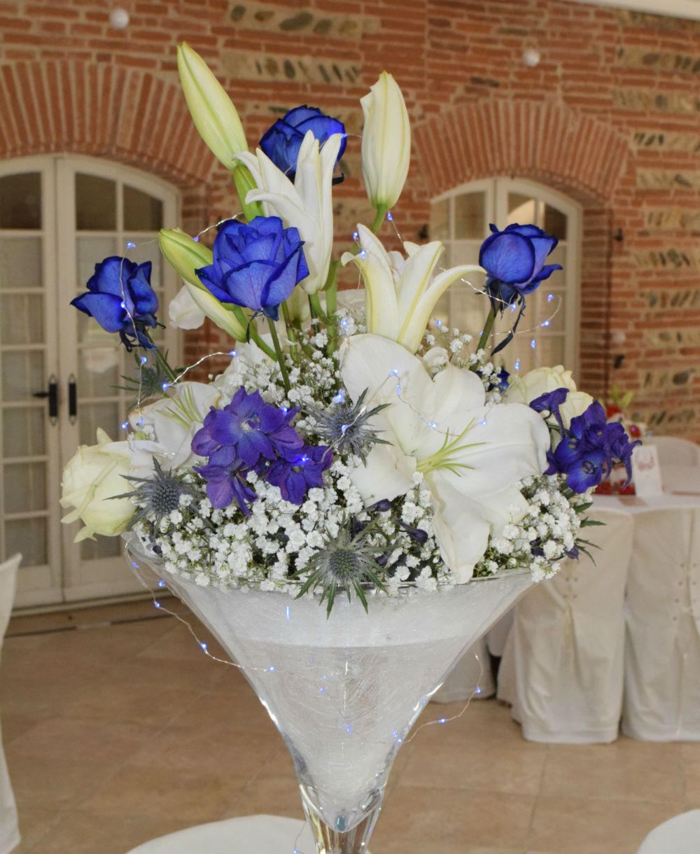 Vase martini centre de table mariage avec fleurs bleues mariage fleuriste toulouse