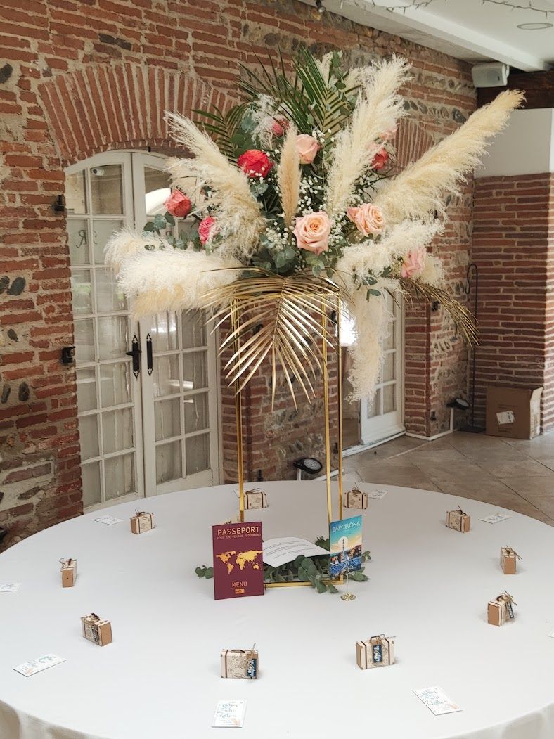 Structure doré pour support fleurs - sellette dorée avec fleurs pour mariage Toulouse par fleuriste mariage Tina Black A Fleur d'Art au Moulin de Rudelle à Muret