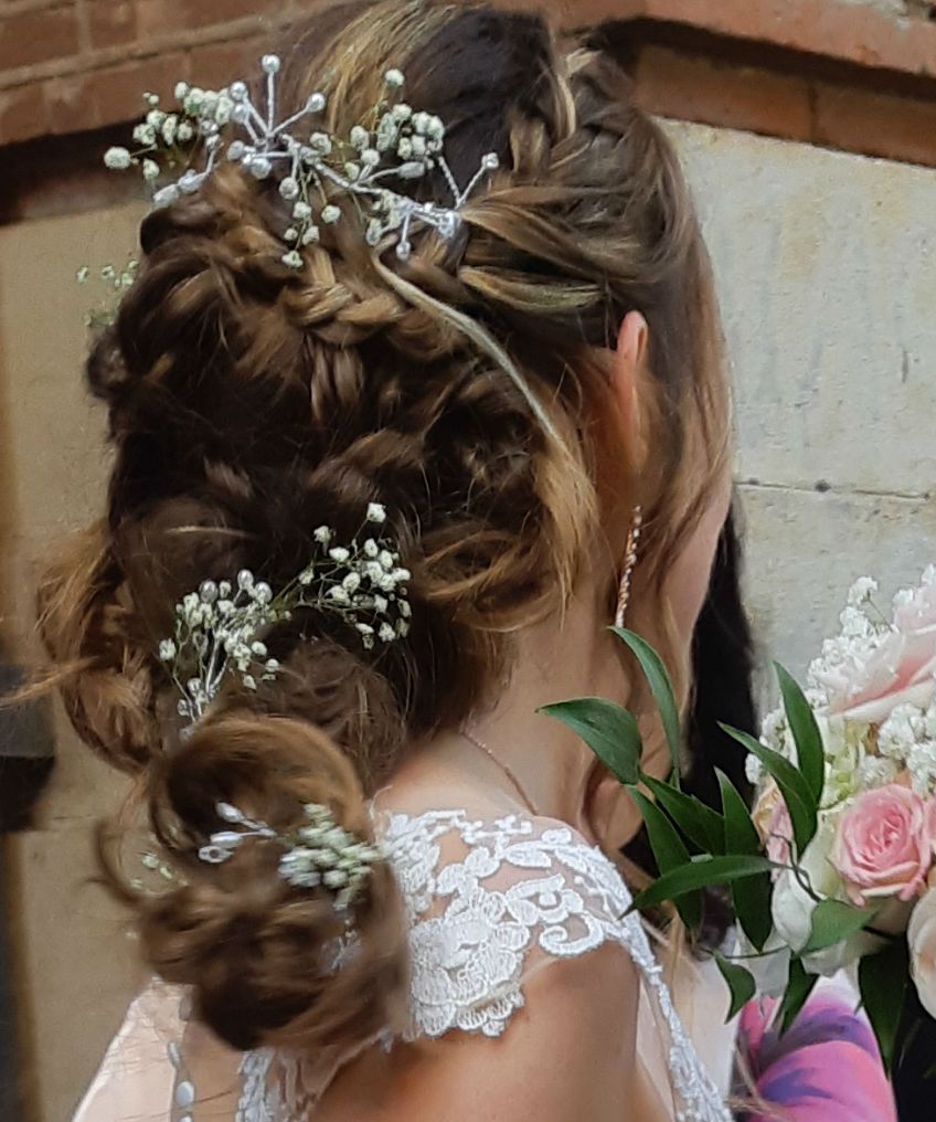 décoration coiffure de la mariée chignon en retombée avec gypsophile et perles pour mariage chic