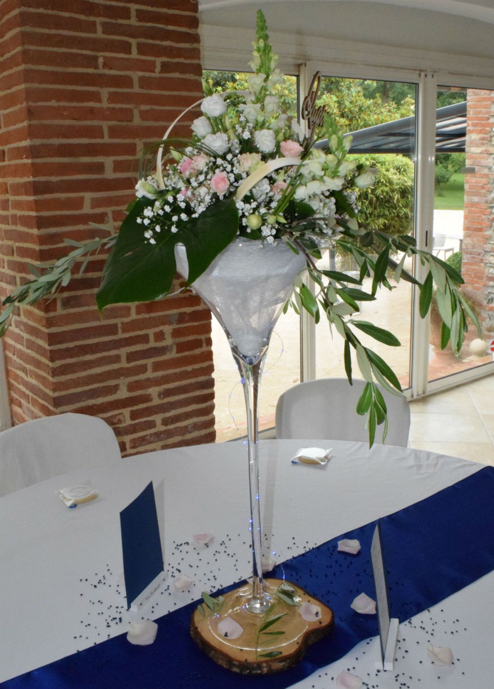 Décoration de table en vase martini pour mariage champêtre chic et bleu roi