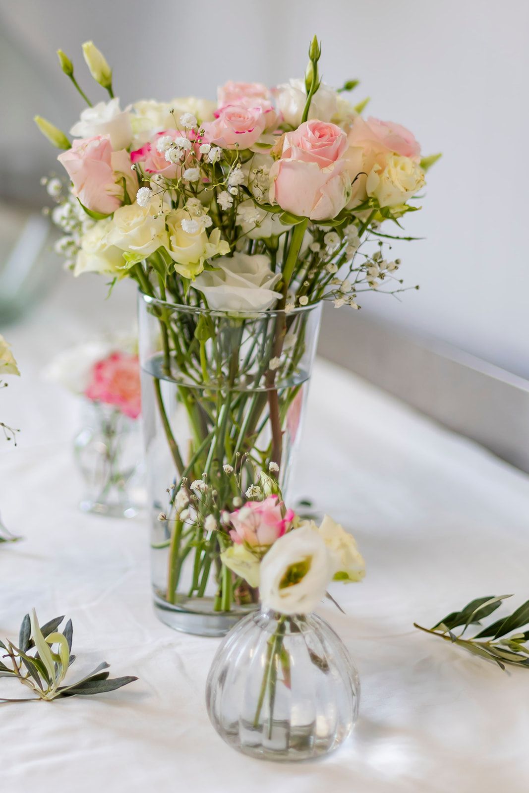 Décoration de table simple pour mariage rose pâle et blanc