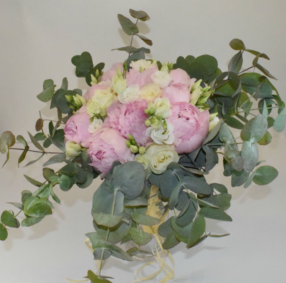 Bouquet de la mariée aux pivoines roses pâles pour mariage champêtre chic