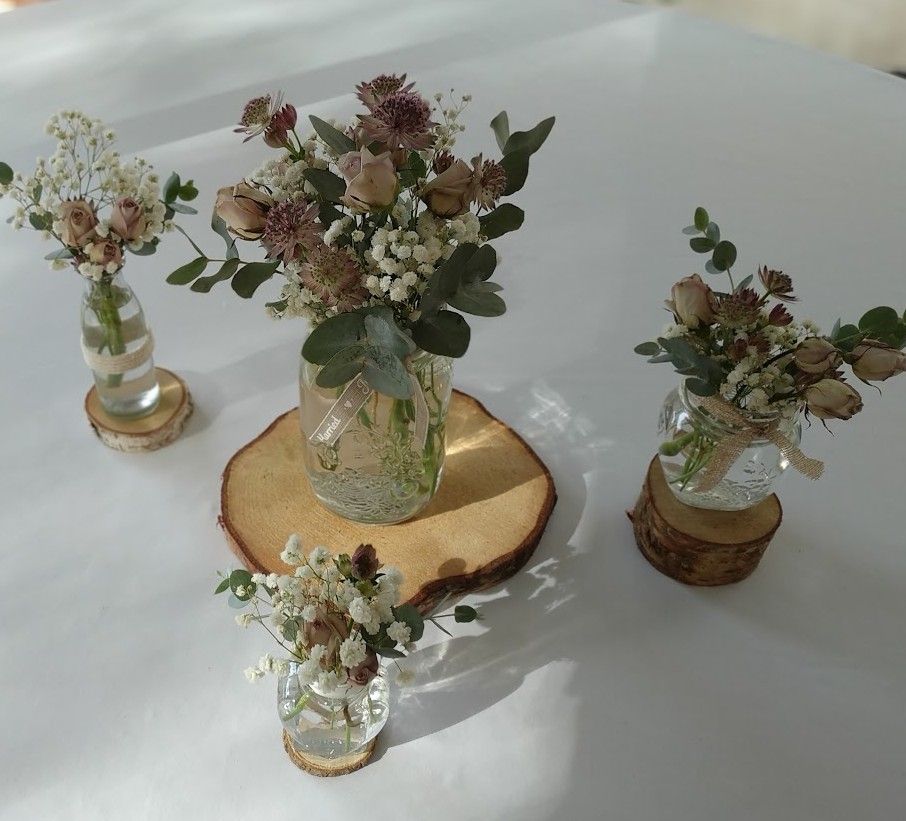 Plusieurs vases couleur mauve pour mariage avec eucalyptus par fleuriste Auterive 