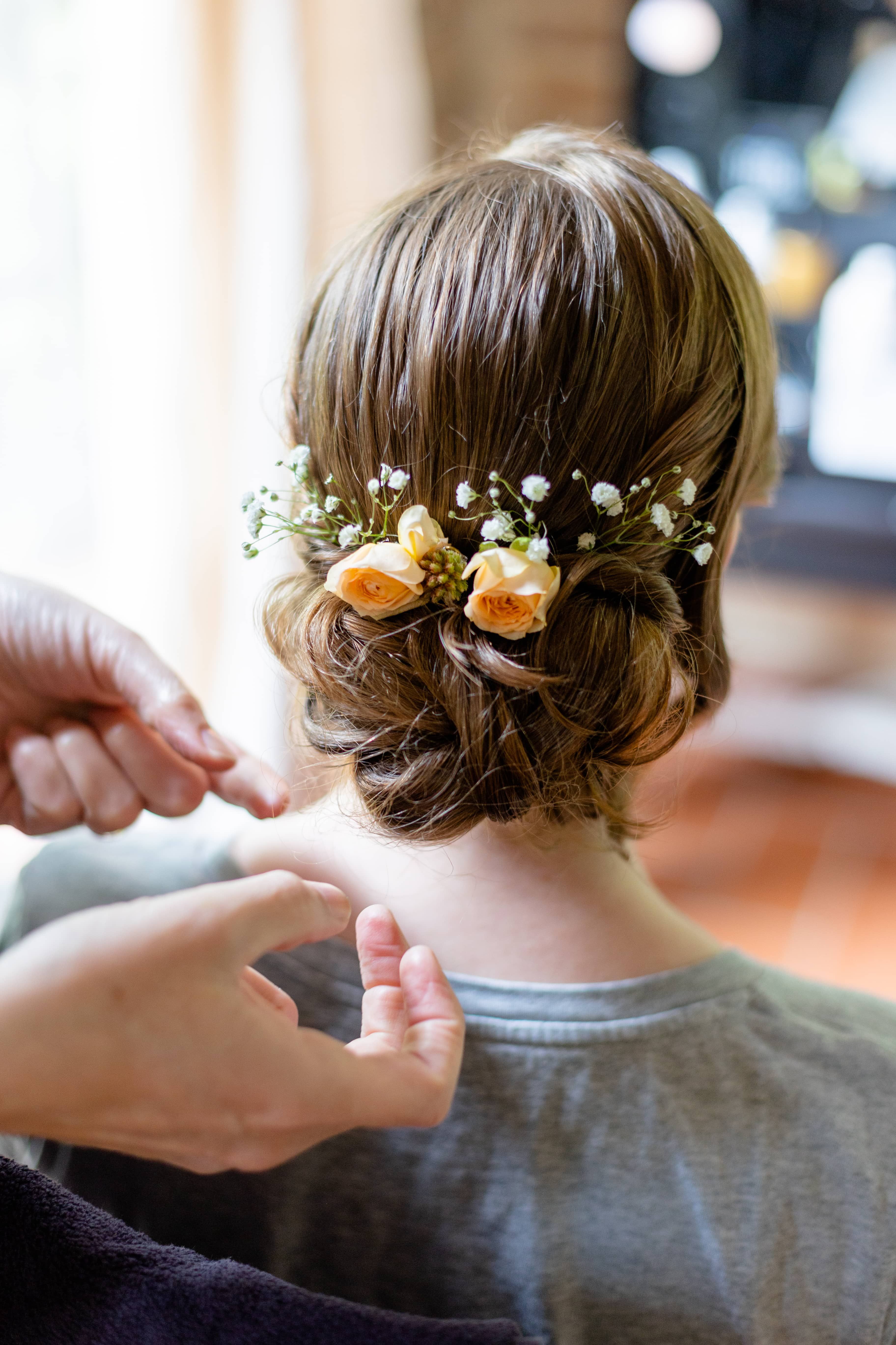 Décoration cheveux mariage par fleuriste mariage Tina Black A Fleur d'Art Muret Auterive Caujac