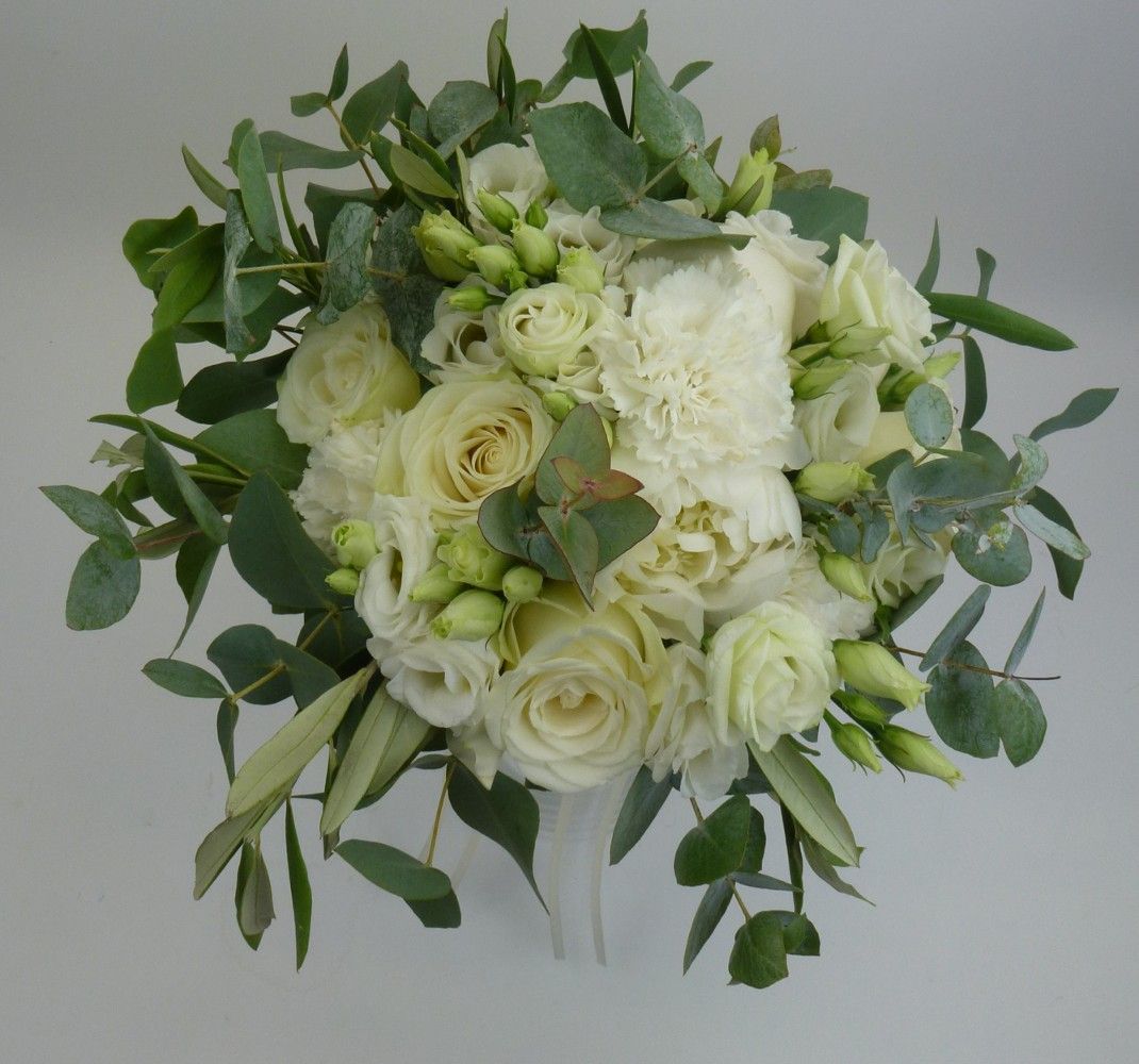 Bouquet de mariage en blanc avec beaucoup de feuillage par A Fleur d'Art