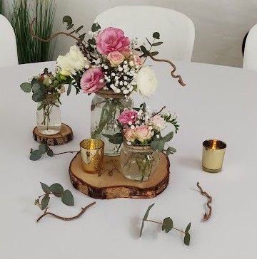 Plusieurs vases et soliflore avec bougies pour mariage Moulin de Rudelle 