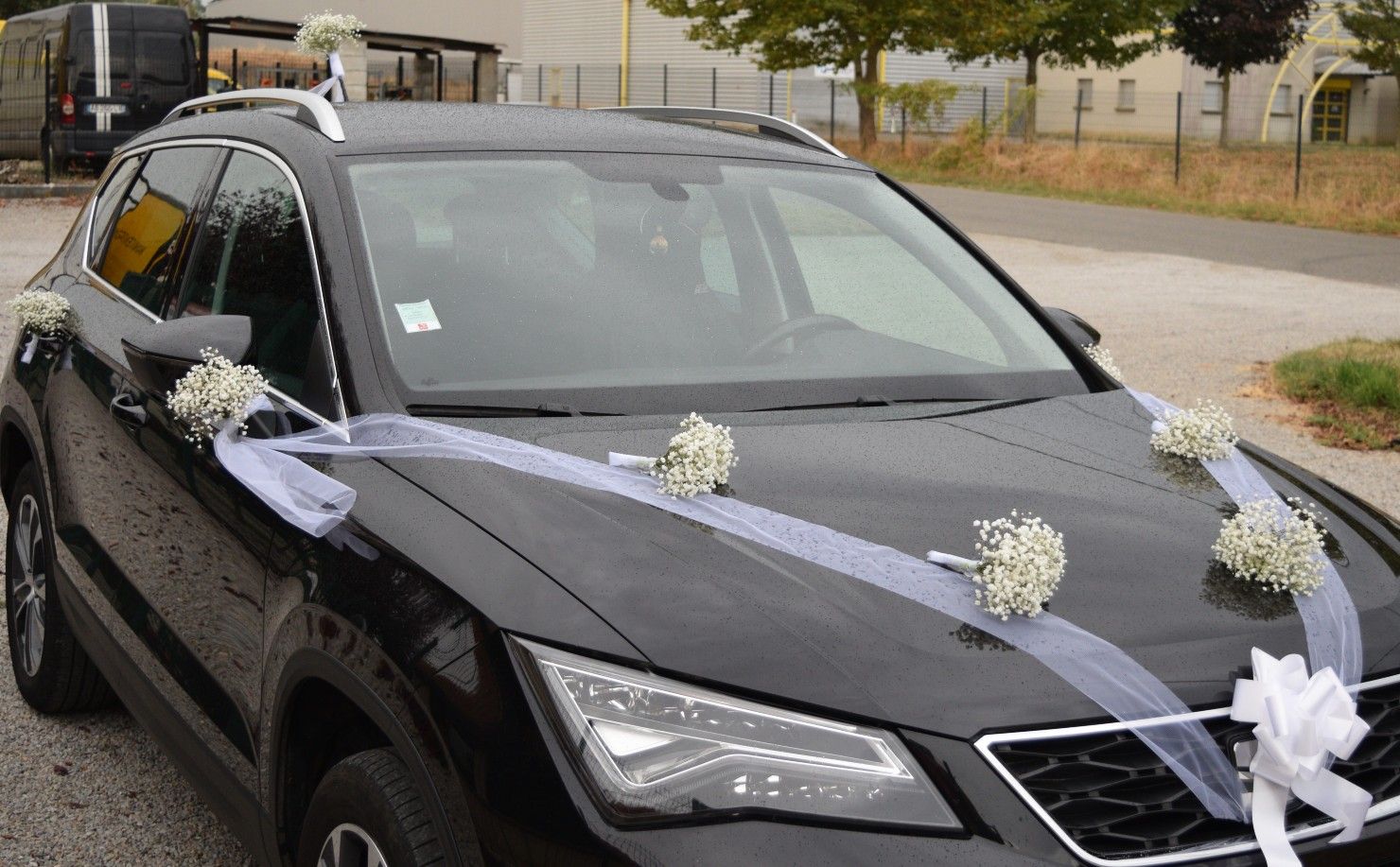 Décoration de voiture avec mini bouquets