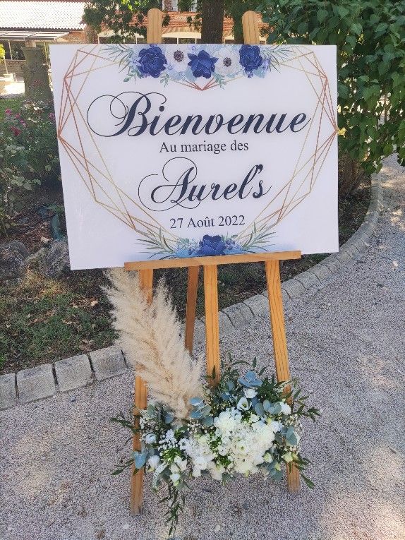 Panneau de bienvenue mariage décoré de fleurs par artisan fleuriste Toulouse Muret