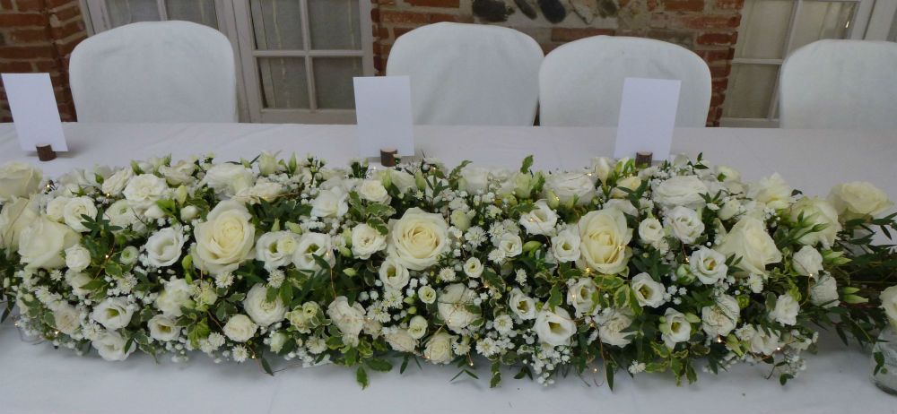 Au Moulin de Rudelle - Décoration de table d'honneur en longueur style champêtre avec des fleurs de champs