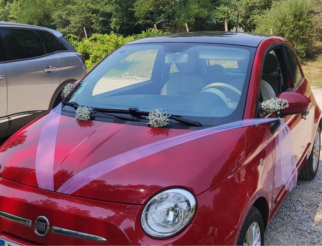 Décoration voiture avec mini bouquets gypsophile pour mariage Moulin de Rudelle