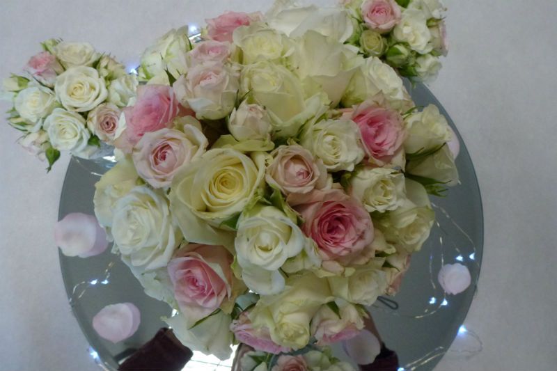 Bouquet en rose et blanc et mini bouquets pour un centre de table mariage chic et glamour