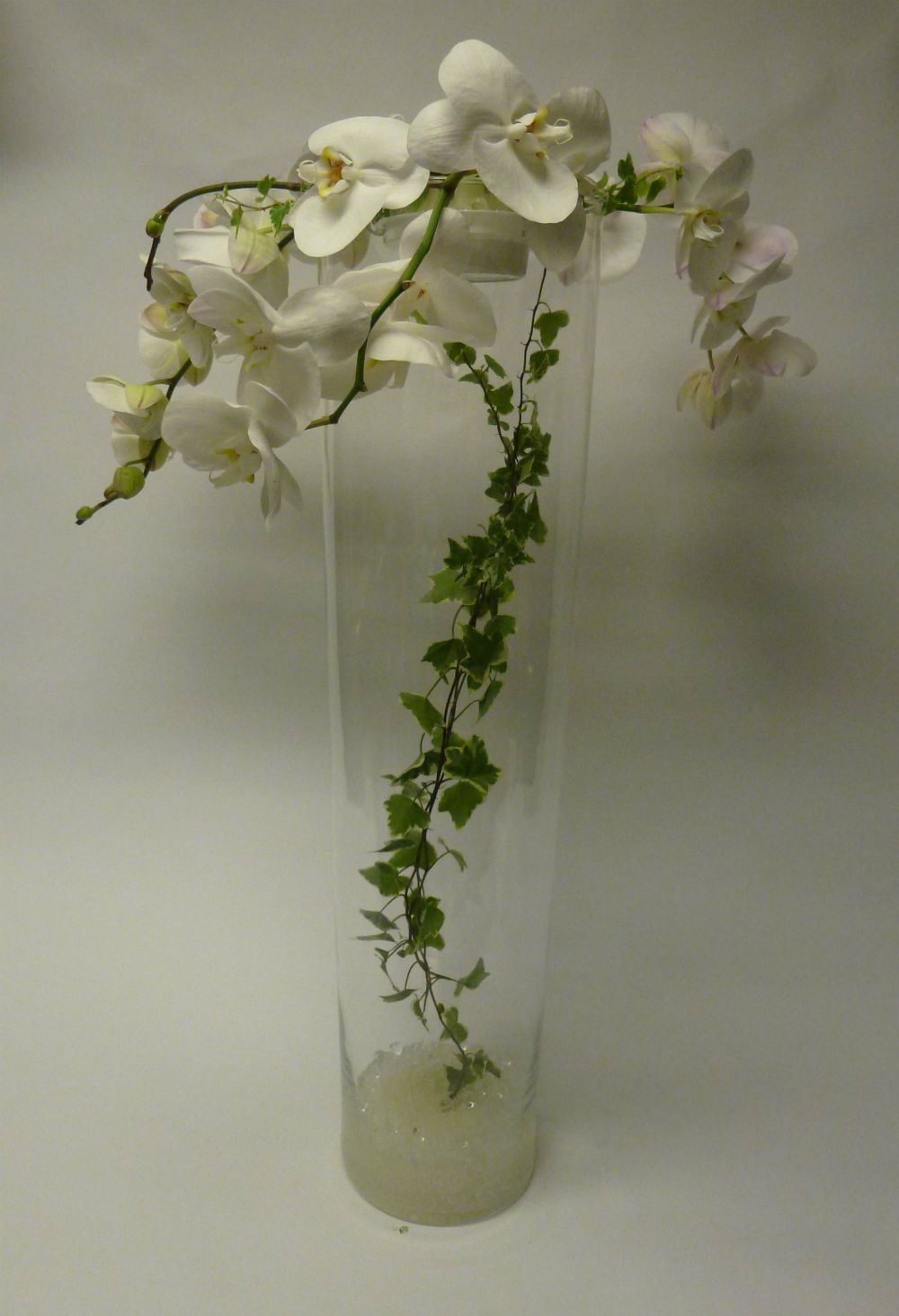 Décoration de table mariage en branches d'orchidées blanches pour un mariage glamour