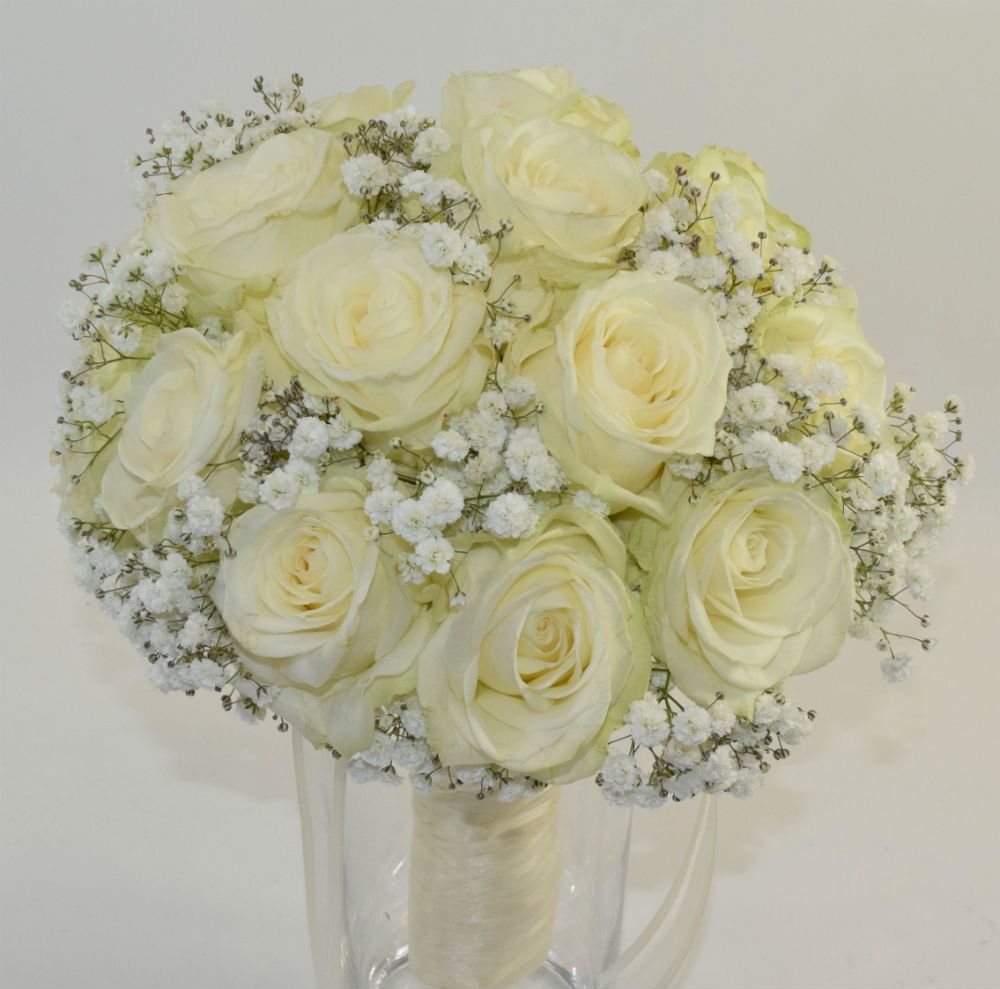 Bouquet de la mariée tout en blanc avec roses et gypsophile pour un bouquet de mariée romantique