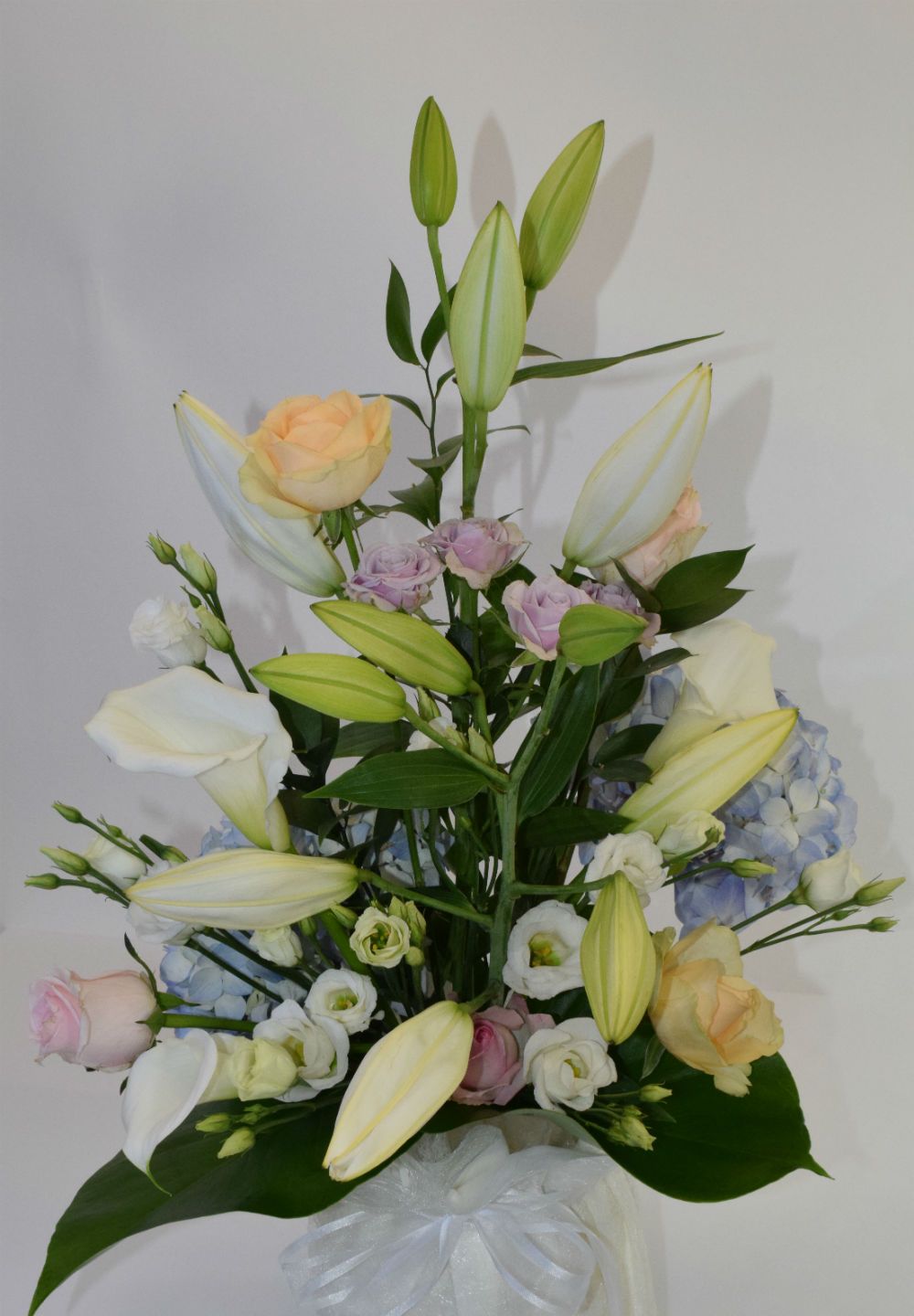 Fleurs pour décoration de l'autel mariage à l'église