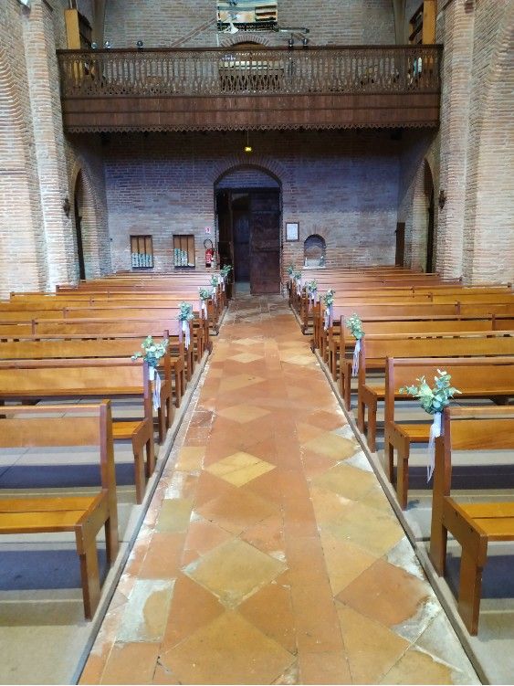 Bout de banc d'église en eucalyptus pour mariage Toulouse Escalquens par fleuriste mariage Toulouse